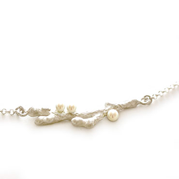 Twig necklace with pearls
