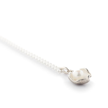 Petit pendentif rond avec perle blanche - Wim Meeussen Anvers