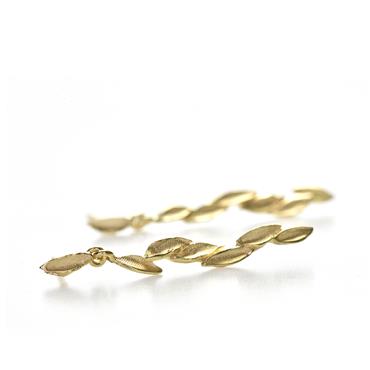 Long earrings with leaves in gold - Wim Meeussen Antwerp