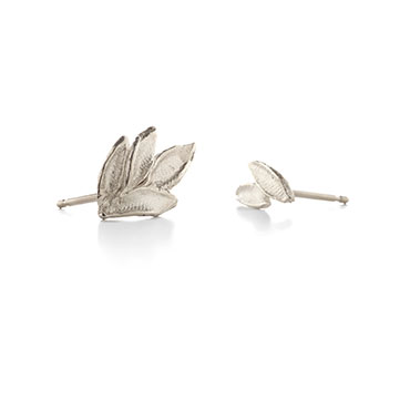 leaf-shaped asymmetrical earrings - Wim Meeussen Antwerp