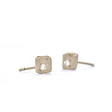 Simple square ear studs with diamond - Wim Meeussen Antwerp
