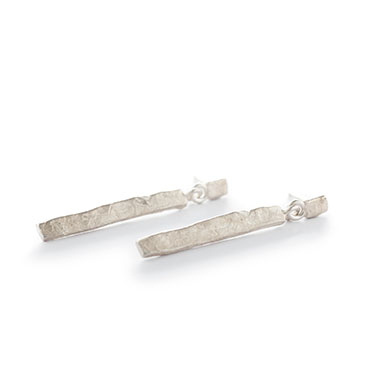 long earrings with hammered structure