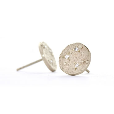 Rough round ear studs with diamond - Wim Meeussen Antwerp