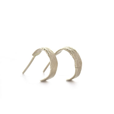 hammered earrings in white gold - Wim Meeussen Antwerp