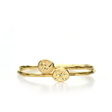Fine stackable rings with engraving of initial - Wim Meeussen Antwerp