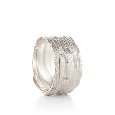 Large ring in silver with wood structure