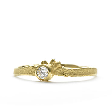 Fine rough ring in yellow gold