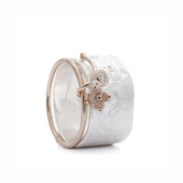 Silver ring with flower - Wim Meeussen Antwerp