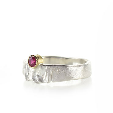 ring with ruby and gold setting - Wim Meeussen Antwerp