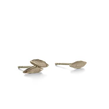 asymmetric ear stud pair leaves in gold - Wim Meeussen Antwerp
