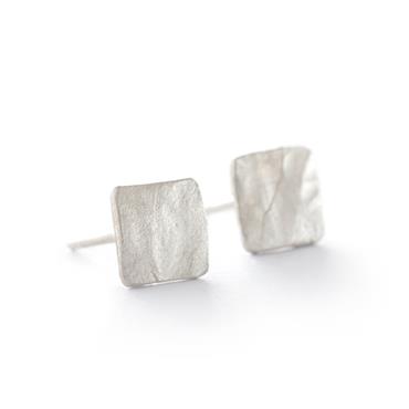 Silver earrings with hammered structure - Wim Meeussen Antwerp