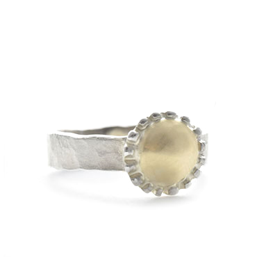 mourning ring in silver with round detail in gold