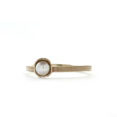 Ring with shell and freshwater pearl - Wim Meeussen Antwerp