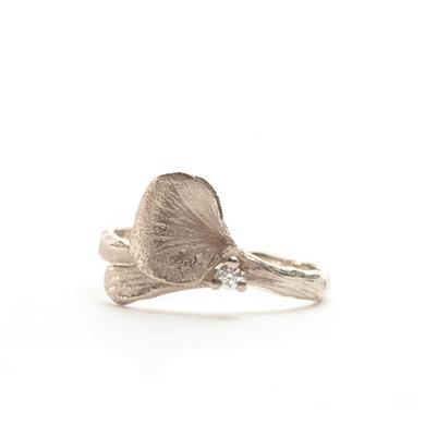 thin ring in white gold with little leaf