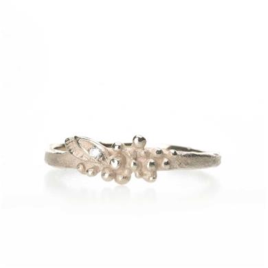 Fine ring with leaves and diamonds