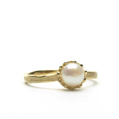 Fine ring with freshwater pearl - Wim Meeussen Antwerp