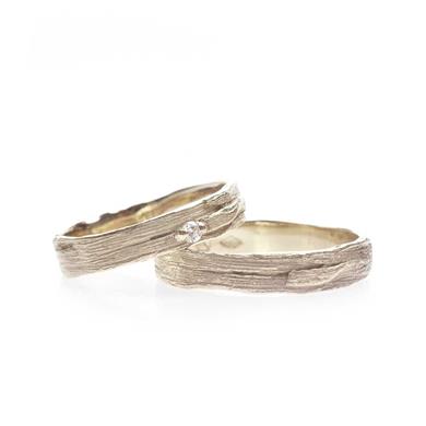 Golden wedding rings with wood structure - Wim Meeussen Antwerp