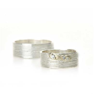 Wedding rings in silver with horizontal lines