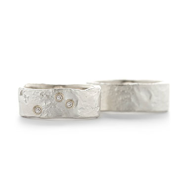 small wedding band in silver with structure - Wim Meeussen Antwerp