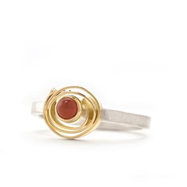 Ring in silver with coral in yellow gold