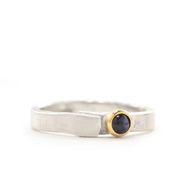 Ring in silver with sapphire in yellow gold