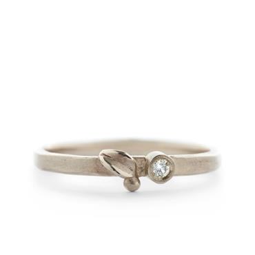 thin ring in white gold with little leaf
