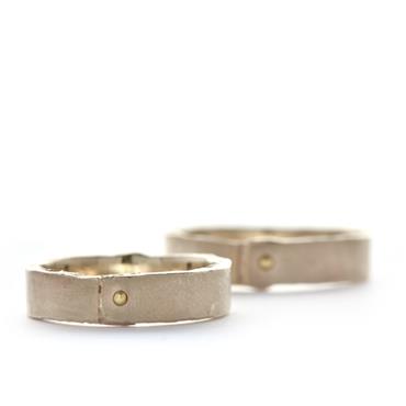 Wedding rings with detail in yellow gold