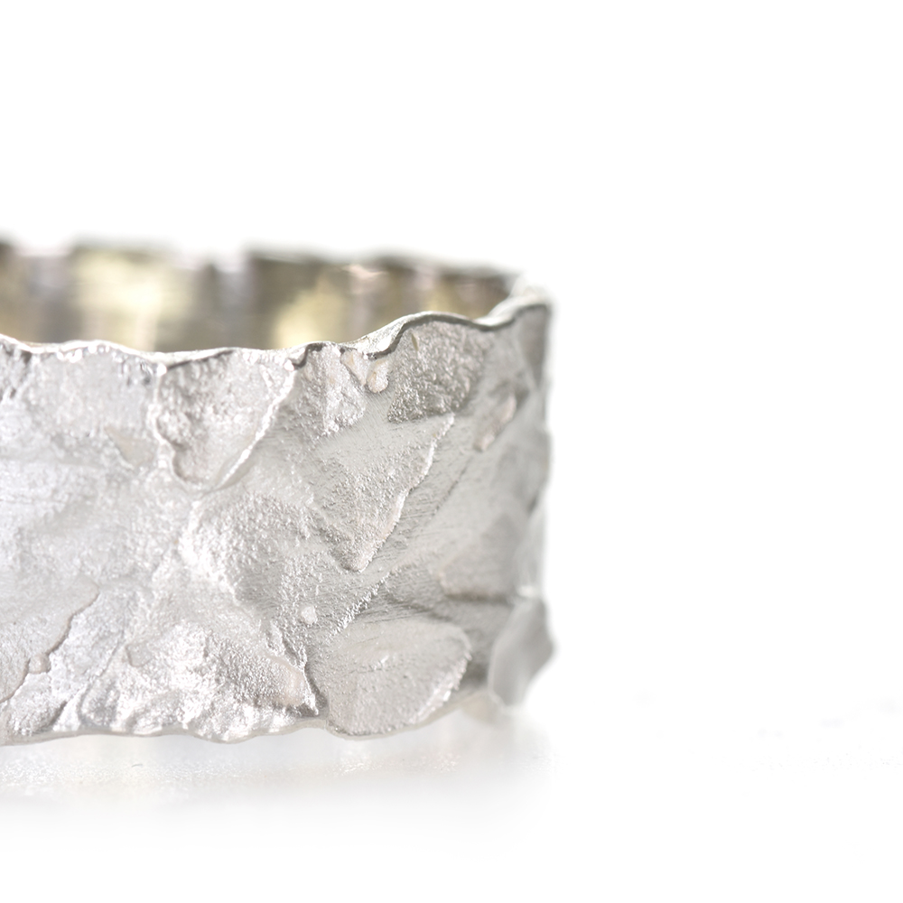 Rough wedding bands in silver with rocky structure | Wim Meeussen ...