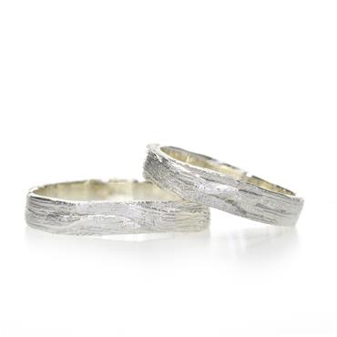 Wedding band in silver with wood texture - Wim Meeussen Antwerp