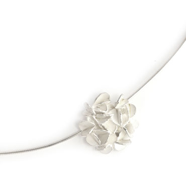 Hanger van abstracte blaadjes in zilver - Wim Meeussen Antwerpen