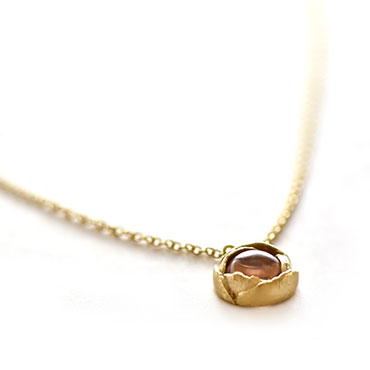 Rose shaped pendant with tourmaline in yellow gold