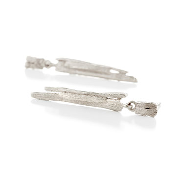 Long earrings with wood structure in silver