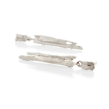 Long earrings with wood structure in silver - Wim Meeussen Antwerp