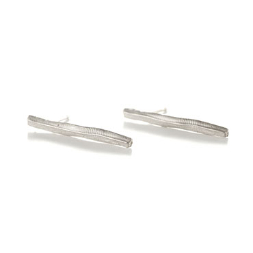 fixed Long ear studs with grain structure - Wim Meeussen Antwerp