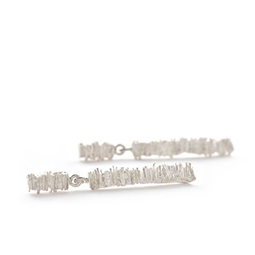 Long earrings with rough structure in silver - Wim Meeussen Antwerp