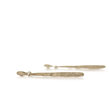 38/5000 Long drop-shaped earrings in gold - Wim Meeussen Antwerp