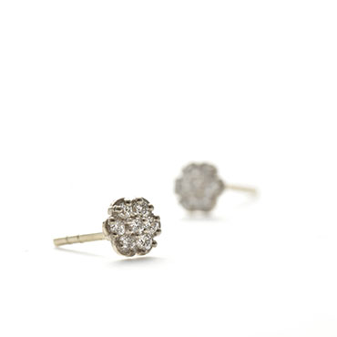 Flower-shaped ear studs with diamonds