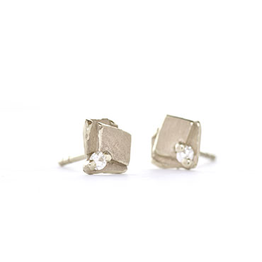 Playful square ear studs with diamond - Wim Meeussen Antwerp