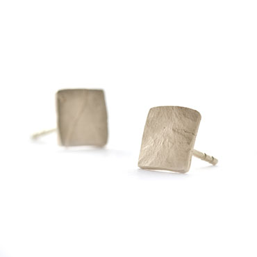 Ear rings square in mat gold - Wim Meeussen Antwerp