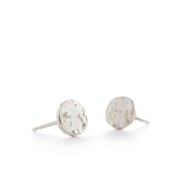 small round disc earrings in silver - Wim Meeussen Antwerp