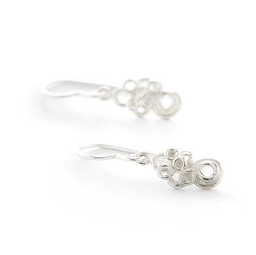 short earrings with lace motif