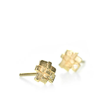 Ear studs in gold with squares and diamonds