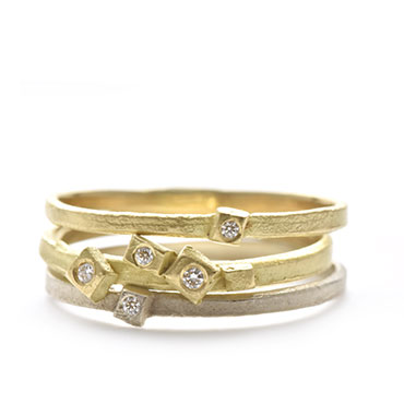 Stacking rings in yellow and white gold