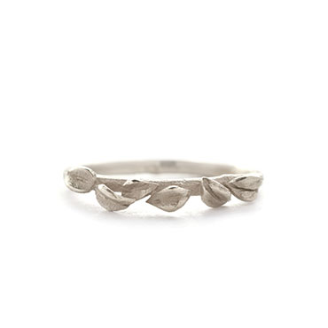 Smal ring with leaves
