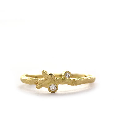 Natural ring in yellow gold
