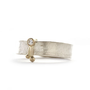 ring in zilver met uniek detail en diamant in goud