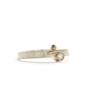 unieke ring in zilver met detail, diamant in goud