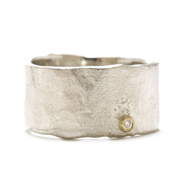 brede strakke ring in zilver met diamant