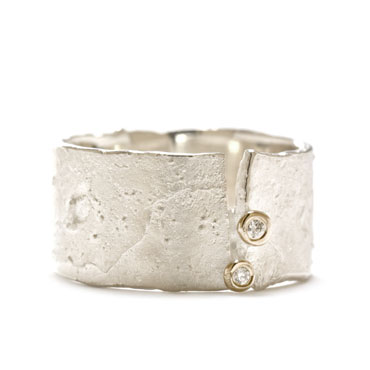 Brede ruwe ring in zilver met diamant