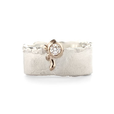 Zilver ring met detail in goud en diamant